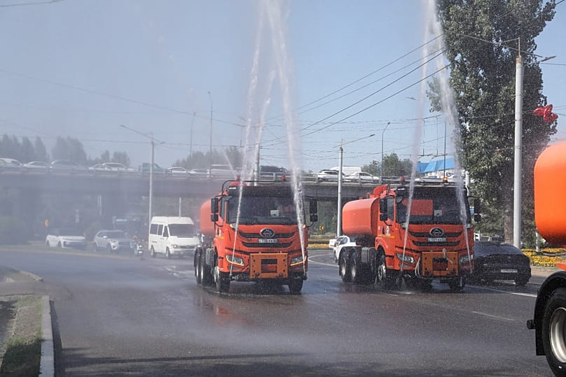 Almaty rriti operacionet e ujitjes së rrugëve dhe spërkatjes me mjegull gjatë vapës ekstreme.