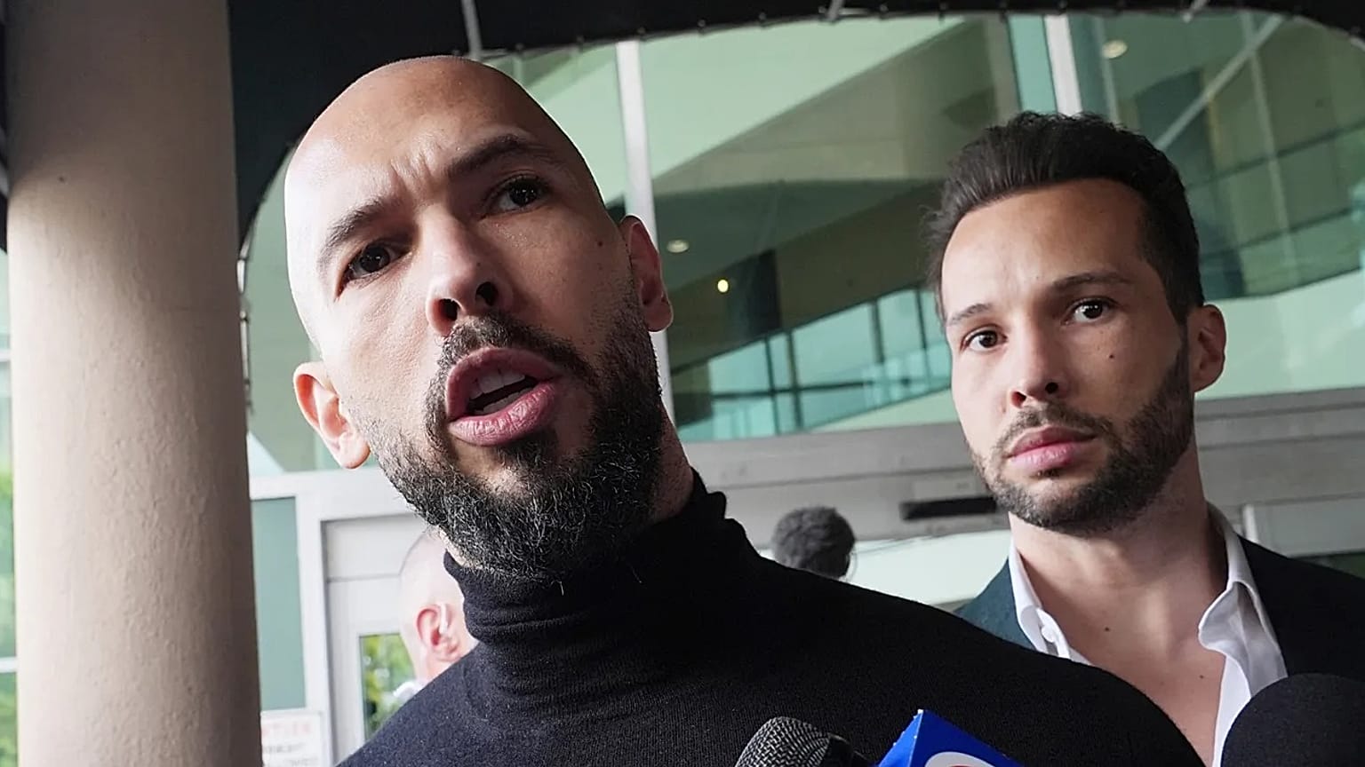 Archivo: Andrew Tate (izquierda) y Tristan Tate (derecha) regresaron a EE.UU. tras levantar un tribunal rumano el veto de viaje, esperan juicio por violación