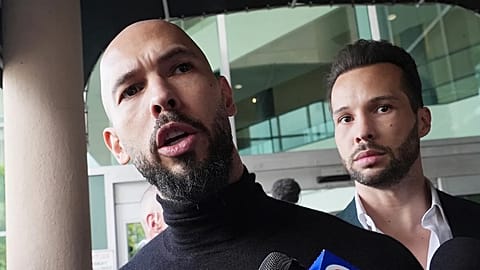 Archivo: Andrew Tate (izquierda) y Tristan Tate (derecha) regresaron a EE.UU. tras levantar un tribunal rumano el veto de viaje, esperan juicio por violación