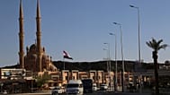 العلم المصري يرفرف في السوق القديم قبل قمة الأمم المتحدة العالمية حول تغير المناخ لهذا العام، المعروفة باسم COP27، في شرم الشيخ