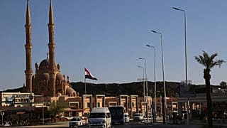العلم المصري يرفرف في السوق القديم قبل قمة الأمم المتحدة العالمية حول تغير المناخ لهذا العام، المعروفة باسم COP27، في شرم الشيخ