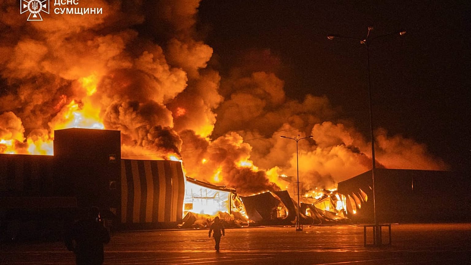 Nesta foto fornecida pelo Serviço de Emergência da Ucrânia, bombeiros combatem um incêndio após um ataque aéreo russo em Sumy, Ucrânia, terça-feira, 21 de julho de 2026