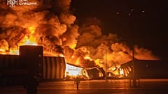 در این عکس منتشرشده از سوی خدمات اضطراری اوکراین، آتش‌نشانان پس از حمله هوایی روسیه در سومی اوکراین آتش را خاموش می‌کنند؛ سه‌شنبه ۲۱ ژوئیه ۲۰۲۶