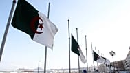 ملف - الأعلام الجزائرية ترفرف في وضع نصف السارية على طول الممشى الساحلي في الجزائر العاصمة، السبت 18 سبتمبر 2021. (صورة أسوشيتد برس/فاتح غيدوم، ملف)