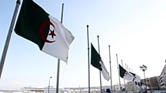 ملف - الأعلام الجزائرية ترفرف في وضع نصف السارية على طول الممشى الساحلي في الجزائر العاصمة، السبت 18 سبتمبر 2021. (صورة أسوشيتد برس/فاتح غيدوم، ملف)