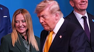 Il presidente Donald Trump arriva accanto alla premier italiana Giorgia Meloni, a sinistra, per la foto di gruppo durante il vertice della NATO ad Ankara, in Turchia.
