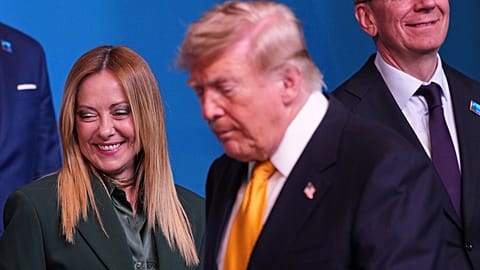 Presidente Donald Trump chega ao lado da primeira-ministra italiana Giorgia Meloni, à esquerda, para a foto de família durante a cimeira da NATO em Ancara, na Turquia.