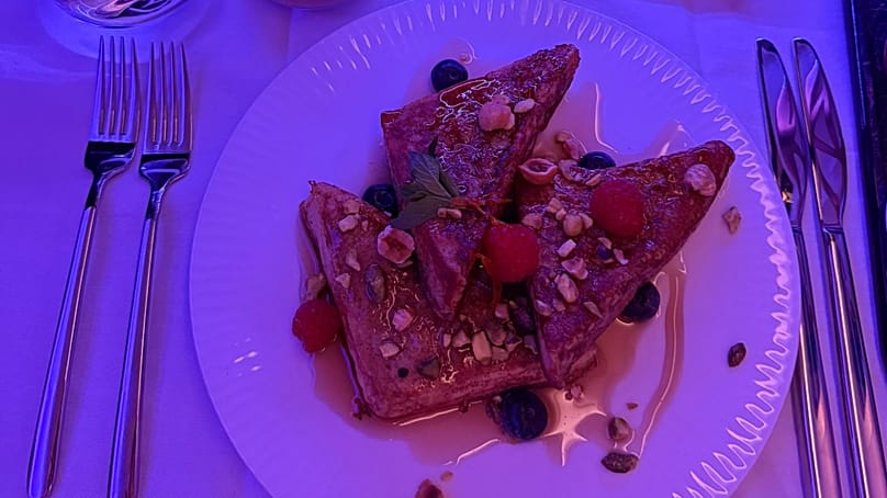 Το πρωινό μου ξεκίνησε με ένα amuse-bouche (μια πολύ ιδιαίτερη πινελιά), γαλλικό τοστ και καφέ