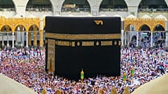 عمره برخلاف حج عبادتی مستحبی است و می‌توان آن را در طول سال چند بار به‌جا آورد