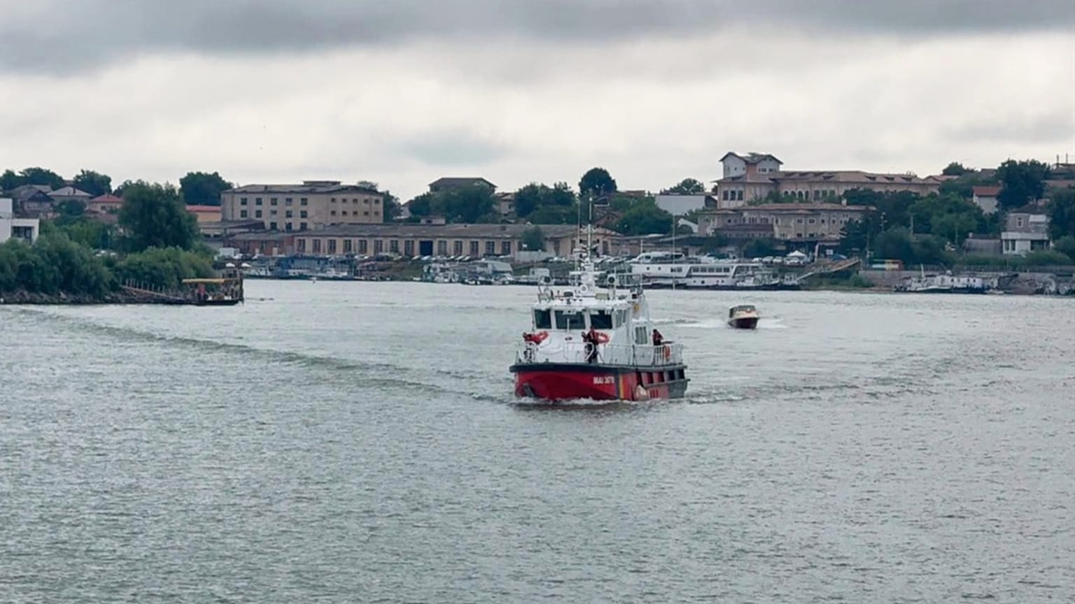 Romanian Inspectorate for Emergency Situations shows a rescue ship evacuating injured crew members approaching the port in Tulcea, Romania, Tuesday, July 21, 2026