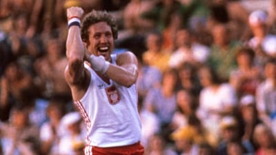 Der Pole Władysław Kozakiewicz holt Gold, stellt Rekord auf und zeigt bei Wettkämpfen in Moskau einen legendären Gest gegenüber dem pfeifenden Publikum.
