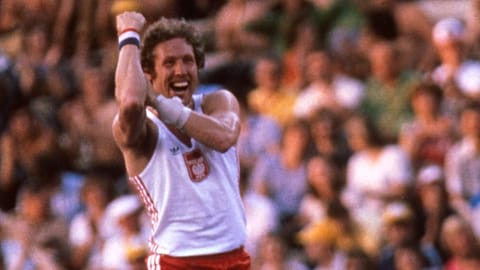 Der Pole Władysław Kozakiewicz holt Gold, stellt Rekord auf und zeigt bei Wettkämpfen in Moskau einen legendären Gest gegenüber dem pfeifenden Publikum.