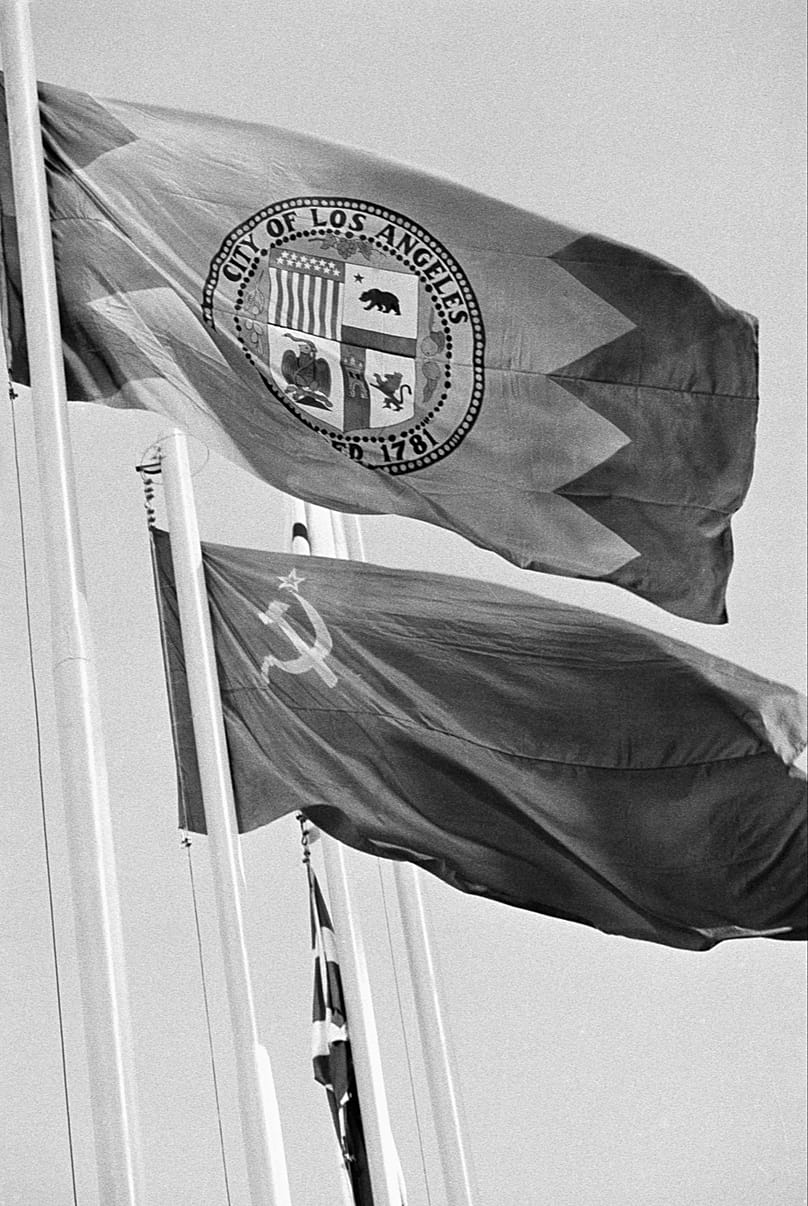 Flaga Los Angeles, u góry, powiewa obok flagi narodowej Związku Radzieckiego podczas ceremonii zamknięcia Letnich Igrzysk Olimpijskich w Moskwie w 1980 roku.