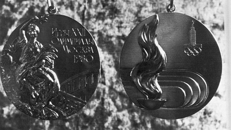 Zdjęcie przedstawia przód i tył złotego medalu olimpijskiego, wręczanego podczas Igrzysk Olimpijskich w Moskwie w 1980 roku, 27 lipca 1980 roku. 