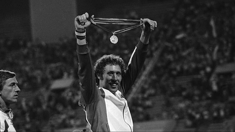 Polak Władysław Kozakiewicz unosi nad głową złoty medal zdobyty w olimpijskim skoku o tyczce, po ceremonii dekoracji na Stadionie Lenina w Moskwie, 31 lipca 1980 roku.