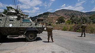 جنود من الجيش اللبناني يقفون عند حاجز في قرية فرون، جنوب لبنان، الخميس 16 يوليو/تموز 2026.