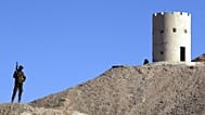 ARCHIV: Iranischer Grenzschützer am Kontrollturm des Postens Ghargharook, rund 30 Kilometer nördlich von Zahedan, 7. Oktober 2001