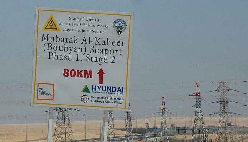 Bu 20 Ağustos 2011 tarihli fotoğrafta, Kuveyt'teki Bubiyan Adası'nda yer alan Mübarek el-Kebir liman projesinin inşaat sahasına giden yolu gösteren bir tabela görülüyor. Irak ve Kuveyt, iki ülke