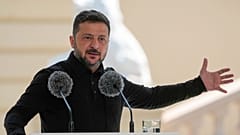 Volodímir Zelenski habla durante una rueda de prensa conjunta con el primer ministro británico, Keir Starmer, en Kiev, Ucrania, el 16 de julio de 2026
