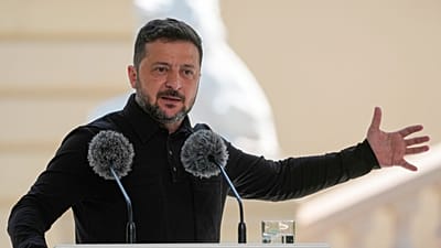 Volodymyr Zelenskyy s'exprime lors d'une conférence de presse conjointe avec le Premier ministre britannique Keir Starmer à Kyiv, Ukraine, le 16 juillet 2026