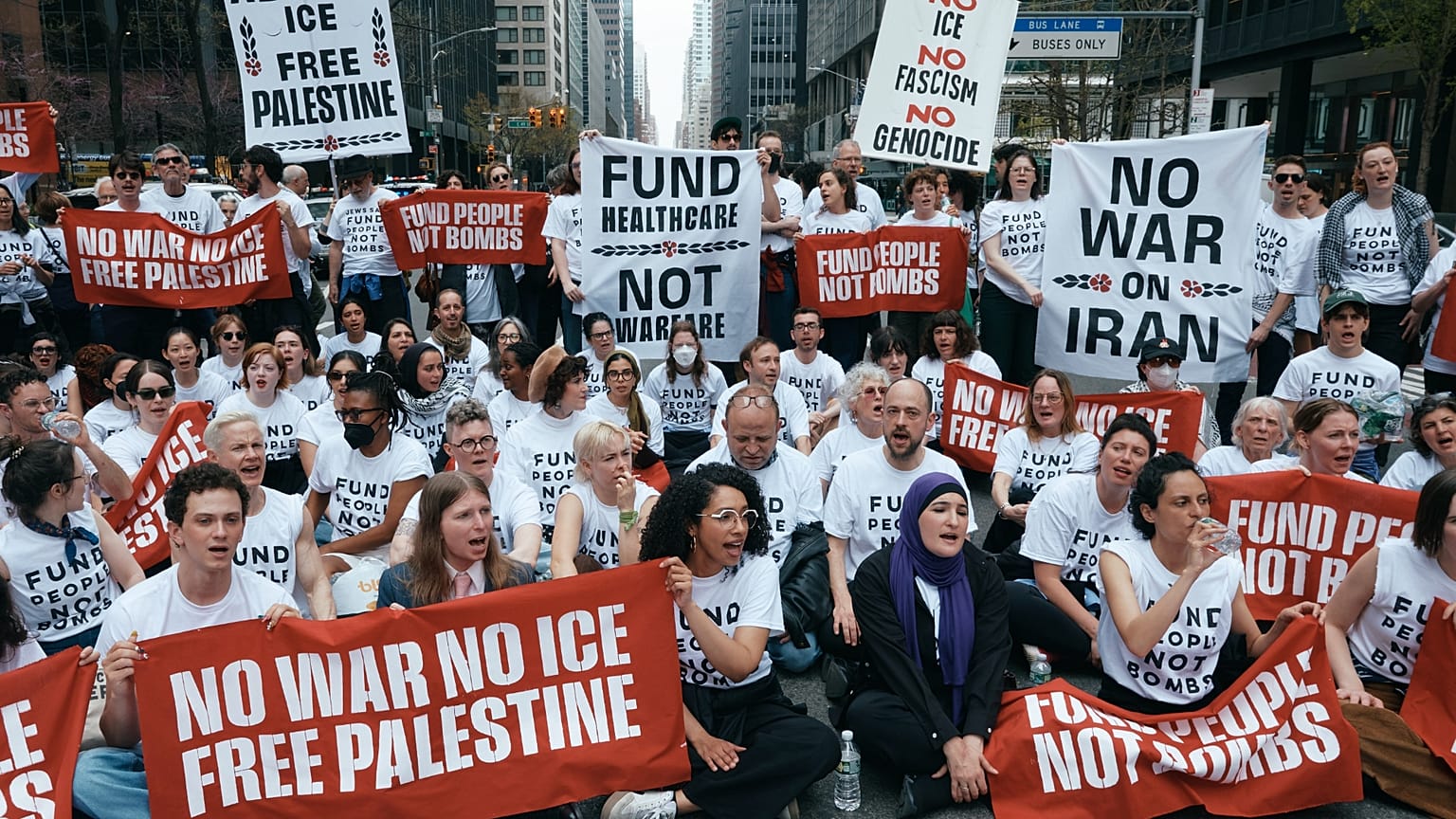 متظاهرون أمام مكتب السناتور تشاك شومر في نيويورك، يطالبون بإنهاء الحرب الأمريكية-الإسرائيلية على إيران ويرفضون الدعم العسكري الأمريكي، الاثنين 13 أبريل/نيسان 2026