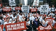 متظاهرون أمام مكتب السناتور تشاك شومر في نيويورك، يطالبون بإنهاء الحرب الأمريكية-الإسرائيلية على إيران ويرفضون الدعم العسكري الأمريكي، الاثنين 13 أبريل/نيسان 2026