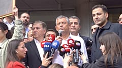 Αρχείο: Ο Οζγκιούρ Οζέλ μιλά πριν αποχωρήσει από τα κεντρικά γραφεία του CHP / 24 Μαΐου 2026