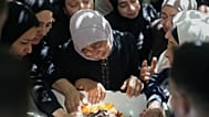 تنعى نساء فلسطينيات جثمان عودة فرحنة، 53 عاماً، الذي قُتل، بحسب السلطات الصحية، بنيران الجيش الإسرائيلي إثر هجوم مستوطن، خلال جنازته في بلدة دير جرير بالضفة الغربية