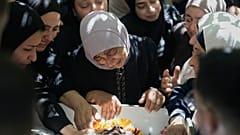 تنعى نساء فلسطينيات جثمان عودة فرحنة، 53 عاماً، الذي قُتل، بحسب السلطات الصحية، بنيران الجيش الإسرائيلي إثر هجوم مستوطن، خلال جنازته في بلدة دير جرير بالضفة الغربية