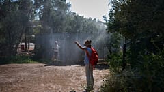 Τουρίστες δροσίζονται στην Αρχαία Αγορά της Αθήνας από το ποτιστικό σύστημα λόγω του ακραίου καύσωνα