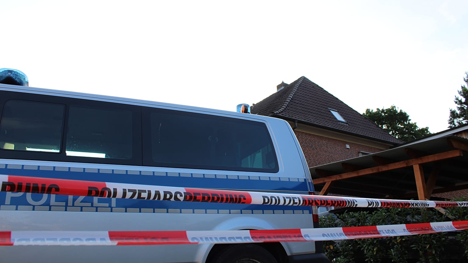 Ein Polizeiwagen steht am Dienstag, 30. Juni 2026, in Stade nahe einem Gebäude, in dem sich eine Jugendeinrichtung befindet – einen Tag nach einem Schusswaffenvorfall.