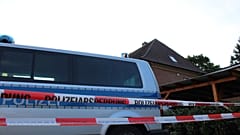 Ein Polizeiwagen steht am Dienstag, 30. Juni 2026, in Stade nahe einem Gebäude, in dem sich eine Jugendeinrichtung befindet – einen Tag nach einem Schusswaffenvorfall.