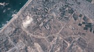 صورة فضائية من شركة "بلانت لابس بي بي سي" تُظهر جزءًا من حاجز ترابي تقيمه القوات الإسرائيلية في جنوب قطاع غزة، في 15 يوليو/تموز 2026