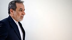 وصل وزير الخارجية الإيراني عباس عراقجي لحضور اجتماع ثنائي مع نظيره السويسري في منتجع "بورغنشتوك" في أوبورغن، بالقرب من لوسيرن في سويسرا، يوم الأحد 21 يونيو 2026،