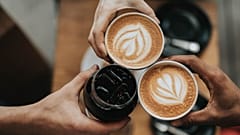 Hasta cinco tazas de café al día son seguras para el corazón.