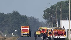 Des pompiers interviennent parmi les arbres calcinés à la suite d'un incendie de forêt dans la région de la forêt de Fontainebleau, au sud de Paris, le 14 juillet 2026