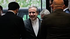İran Dışişleri Bakanı Abbas Araghchi (ortada), Irak'ın Bağdat kentinde Iraklı mevkidaşı Fouad Hussein ile görüşmek üzere geldi, 28 Haziran 2026.
