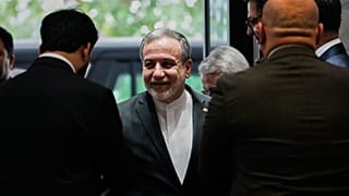 İran Dışişleri Bakanı Abbas Araghchi (ortada), Irak'ın Bağdat kentinde Iraklı mevkidaşı Fouad Hussein ile görüşmek üzere geldi, 28 Haziran 2026.