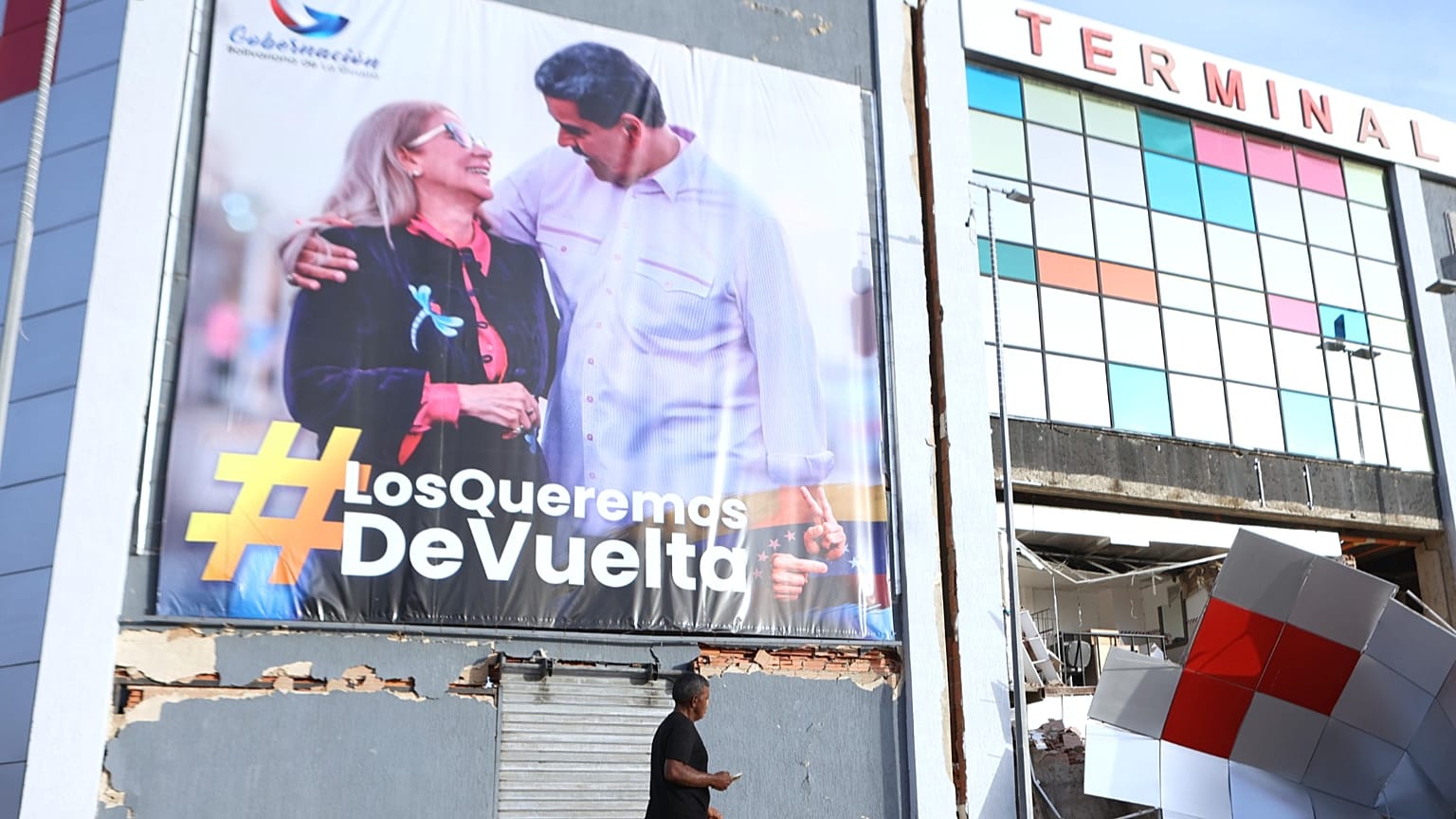 Una pancarta que muestra al expresidente Nicolás Maduro y a su esposa, Cilia Flores, con el mensaje "los queremos de vuelta", en La Guaira, Venezuela, el 25 de junio de 2026.