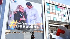 Una pancarta que muestra al expresidente Nicolás Maduro y a su esposa, Cilia Flores, con el mensaje "los queremos de vuelta", en La Guaira, Venezuela, el 25 de junio de 2026.