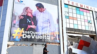 Una pancarta que muestra al expresidente Nicolás Maduro y a su esposa, Cilia Flores, con el mensaje "los queremos de vuelta", en La Guaira, Venezuela, el 25 de junio de 2026.