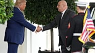 يرحب الرئيس دونالد ترامب بالرئيس اللبناني جوزيف عون لدى وصوله إلى البيت الأبيض في واشنطن، الثلاثاء 21 يوليو 2026 (صورة لوكالة "أسوشيتد برس"/مارك شيفلبين).