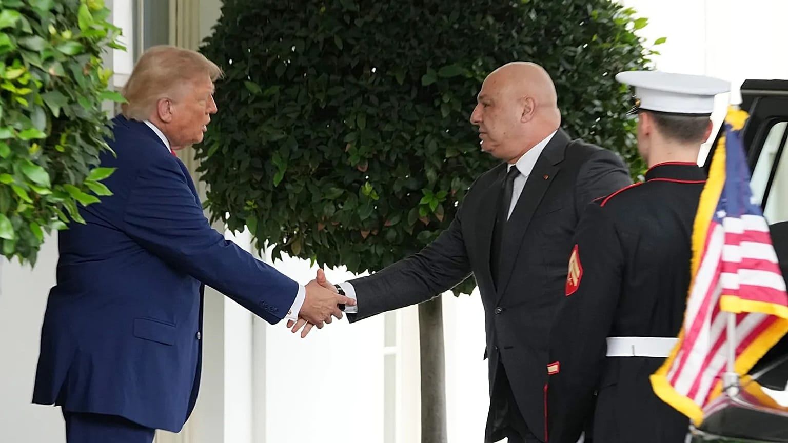 El presidente Donald Trump saluda al presidente libanés Joseph Aoun a su llegada a la Casa Blanca, martes 21 de julio de 2026, en Washington. (Foto AP/Mark Schiefelbein)