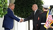 El presidente Donald Trump saluda al presidente libanés Joseph Aoun a su llegada a la Casa Blanca, martes 21 de julio de 2026, en Washington. (Foto AP/Mark Schiefelbein)