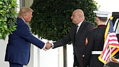 El presidente Donald Trump saluda al presidente libanés Joseph Aoun a su llegada a la Casa Blanca, martes 21 de julio de 2026, en Washington. (Foto AP/Mark Schiefelbein)