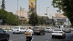 Un cartel con el puño cerrado del fallecido líder supremo iraní, el ayatolá Ali Jamenei, en Teherán, Irán, el martes, 21 de julio de 2026.