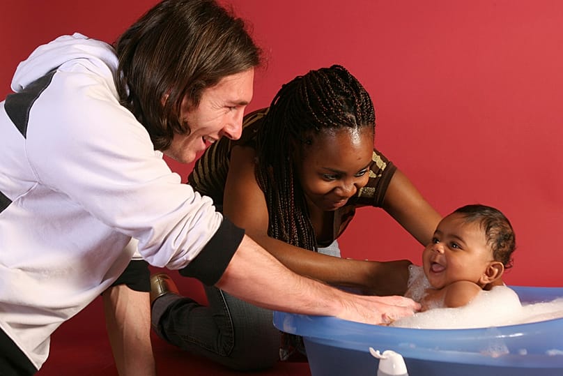 Lionel Messi, Sheila Ebana (a jovem mãe) e o bebé Lamine Yamal, em 2007