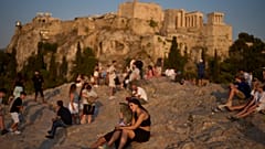 Τουρίστες στην ευρύτερη περιοχή της Ακρόπολης με μικρούς ανεμιστήρες για να δροσιστούν