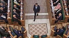 El presidente sirio Ahmad al-Sharaa camina por la cámara tras dirigirse a la sesión inaugural de la recién formada Asamblea Popular de Siria, el domingo 12 de julio de 2026.