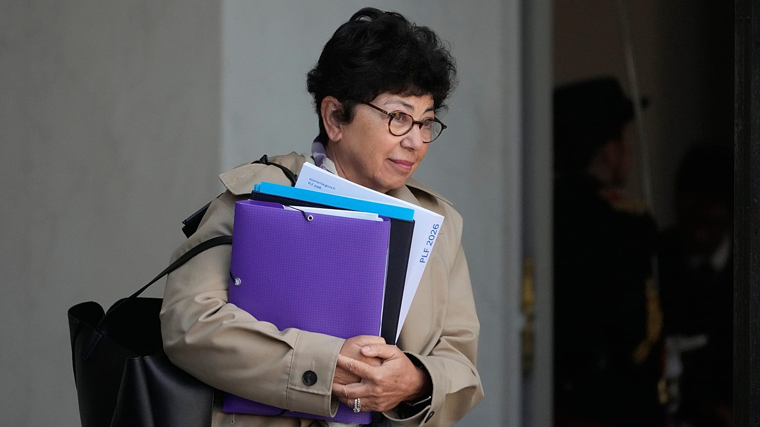 La ministre française de l'Écologie, Monique Barbut, quitte la réunion hebdomadaire du Conseil des ministres, mardi 14 octobre 2025, à l'Élysée, à Paris.
